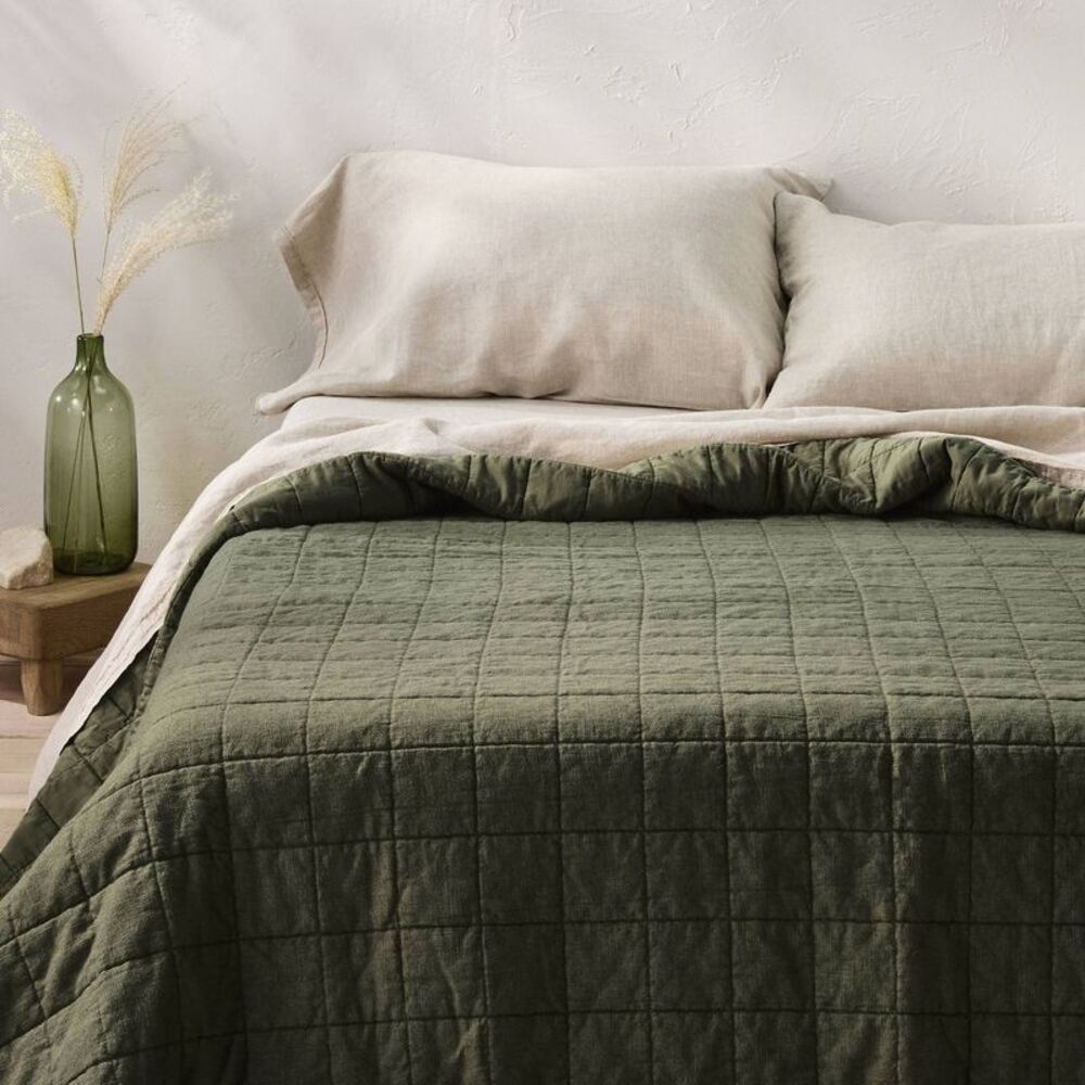 King Plus Heavyweight Linen Blend Quilt Olive Green - Casaluna